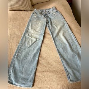 Incredibly soft light wash low-rise jeans by American Eagle size 000